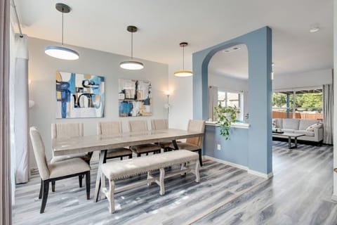 Large Dinning/gathering table seats 9 - great meeting place for the family