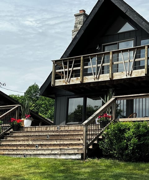 Huge lakeside deck with the best Northshore views