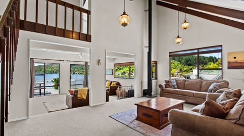 Spacious lakefront house