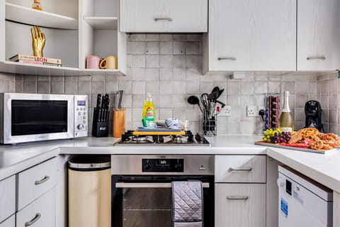 The kitchen has everything you need to prepare a home cooked meal