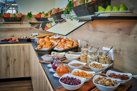 Free daily buffet breakfast