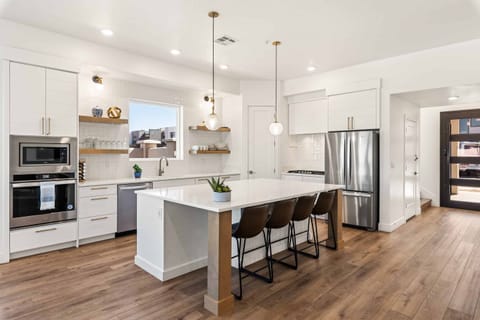 Townhome, 6 Bedrooms | Private kitchen | Fridge, oven, coffee/tea maker, toaster