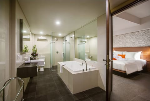 Premier Room, Balcony (Free Minibar) | Bathroom | Shower, free toiletries, hair dryer, slippers