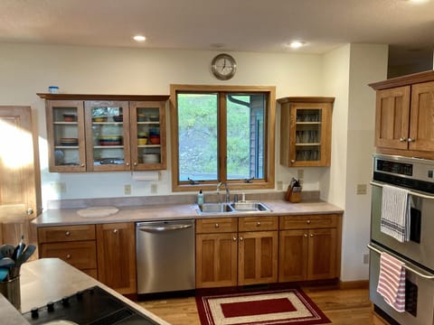 Hidden trash can
Dishwasher: dish soap and dishwasher tablets included