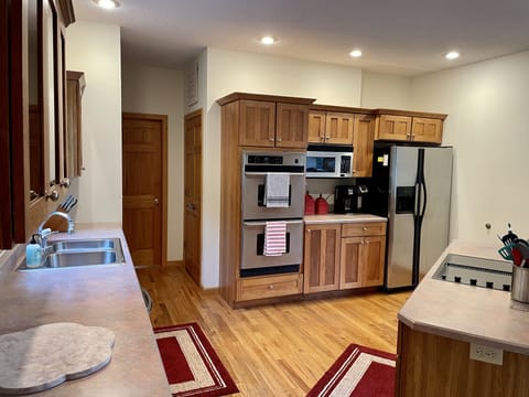 Kitchen: double filtered well water from fridge dispenser, double ovens