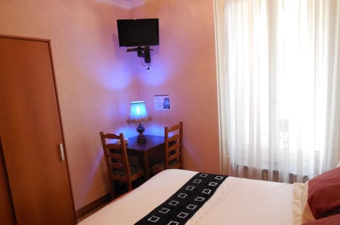 In-room safe, desk, free WiFi