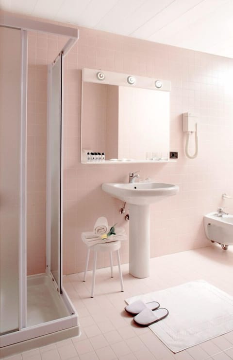 Superior Triple Room | Bathroom | Free toiletries, hair dryer, bidet, towels