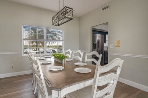 Enjoy meals around the large table, seating for 8 with pool & lake views