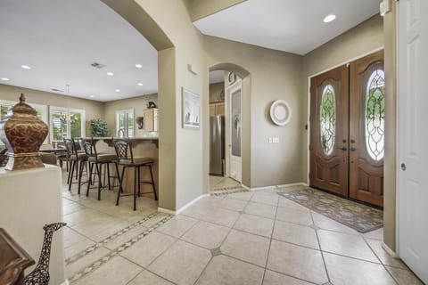 Enjoy the beautiful entryway with arches and 10' high ceilings