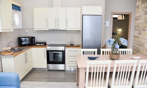 Full-size fridge, oven, toaster, cookware/dishes/utensils