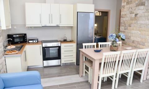 Deluxe Villa | Private kitchen | Full-size fridge, oven, toaster, cookware/dishes/utensils