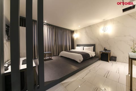 Family Double Room | Premium bedding, memory foam beds, desk, laptop workspace