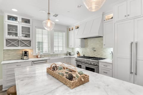 The Shell - Seaside - Living, Dining, and Kitchen Area