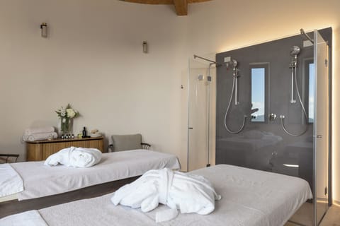 Couples treatment rooms, sauna, hot tub, steam room, Turkish bath