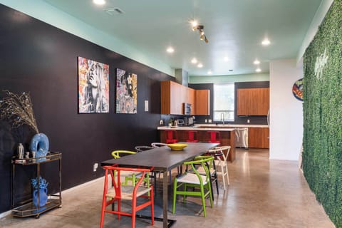 Large Capacity Dining Area