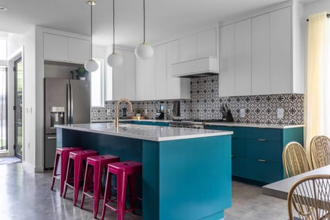 Fully Equipped Open-Concept Kitchen with Modern Design