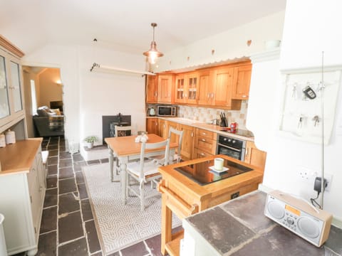 Cottage | Private kitchen | Electric kettle, toaster, cookware/dishes/utensils