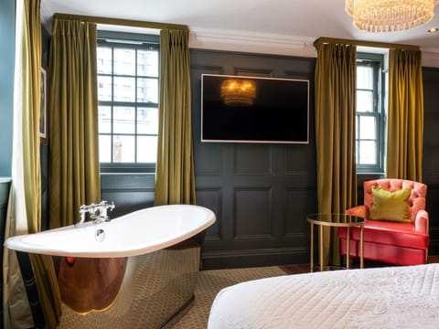 Superior Room | Minibar, in-room safe, desk, iron/ironing board