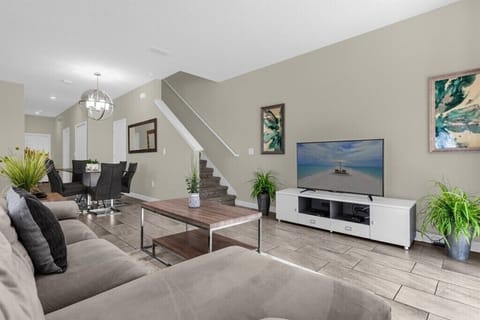 2-4901 Windermere Ave (02).jpg