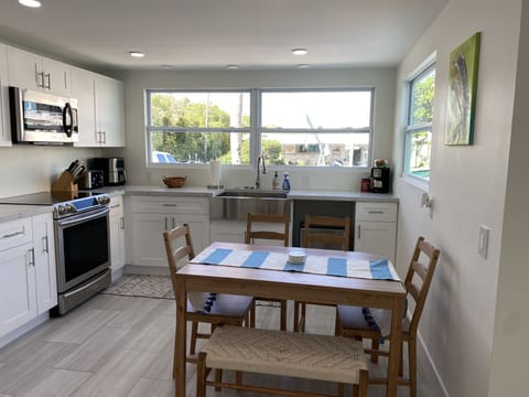 Kitchen and dining for 6.