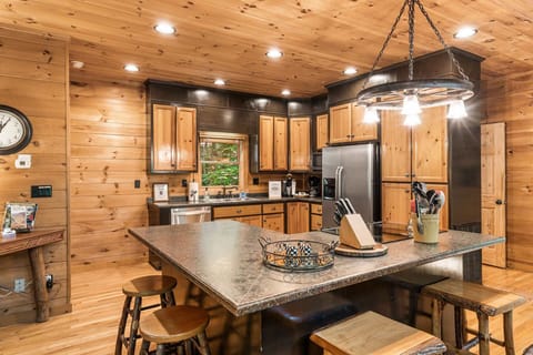 KITCHEN & ISLAND BAR