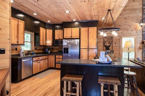 FULLY STOCKED KITCHEN w-4 TOPPER ISLAND