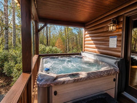 BRAND NEW 4 PERSON HOT TUB