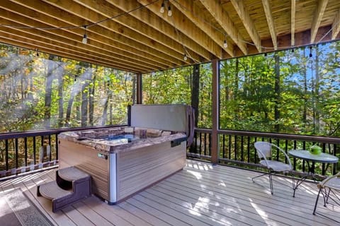 DOWNSTAIRS SCREENED IN PORCH W/ HOT TUB
