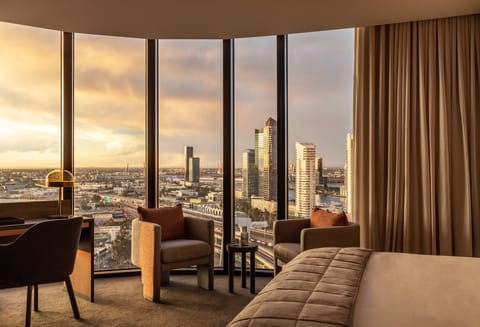 Executive Studio | In-room safe, desk, laptop workspace, blackout drapes