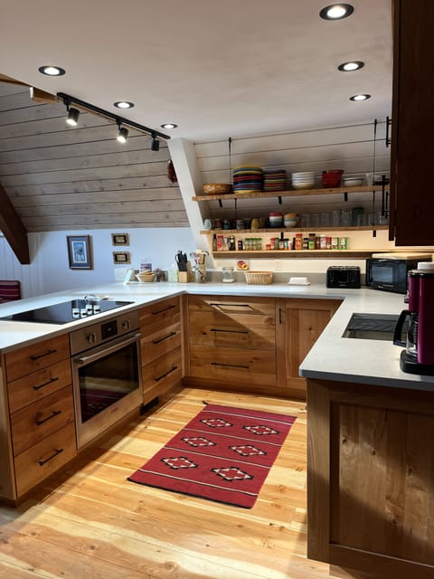 Well stocked kitchen wirth modern appliances