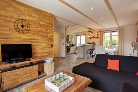 Salon avec TV écran plat et Wifi