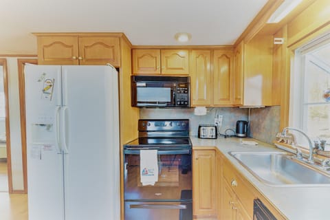 Another view of the kitchen with the brand new stove. 