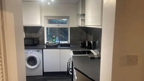 Cottage | Private kitchen | Fridge, electric kettle, toaster, cookware/dishes/utensils