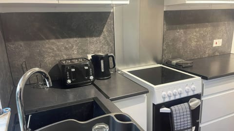 Cottage | Private kitchen | Fridge, electric kettle, toaster, cookware/dishes/utensils