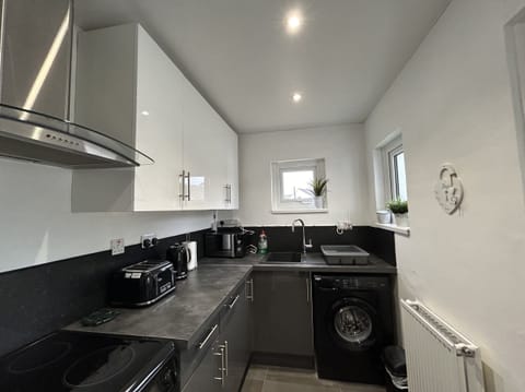 Cottage | Private kitchen | Fridge, electric kettle, toaster, cookware/dishes/utensils