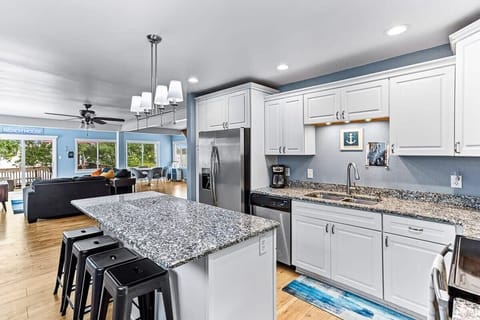 Seating for 4 at the island