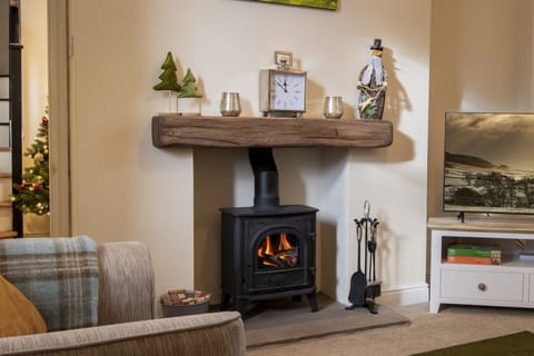 Poacher's Cottage, Leyburn: Cosy sitting room with wood burning stove