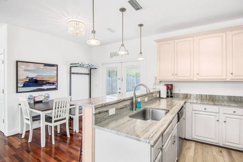 Beautifully remodeled kitchen, breakfast table, entry bench with shoe storage and hooks. We provide the towels!