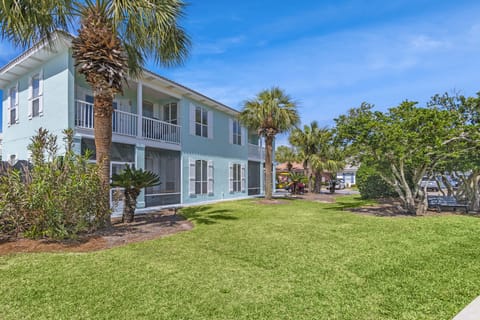This large, single family home in the gated Emerald Shores community is recently remodeled and boasts 4 patios/balconies. It is situated on a spacious corner lot in a quiet cul-de-sac.