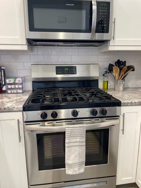 Gas range and oven….cook all your favorite meals. 
