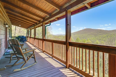 Boone Vacation Rental | 3BR | 3BA | 2,592 Sq Ft | Stairs Required
