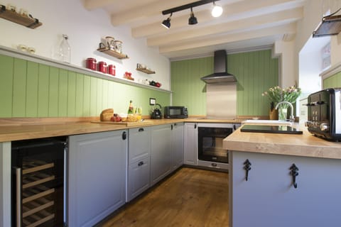 Ground floor: Well-equipped cottage kitchen with modern appliances