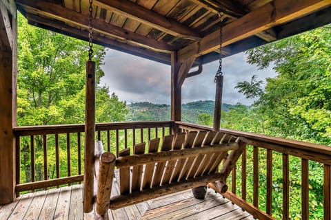 Porch swing for 2, to enjoy the beautiful view.