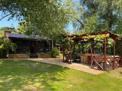 Log  Cabin & Barbecue area with Wood Fired Pizza Oven