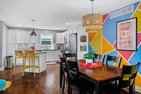 Open concept living where style meets function. 🎨🍽️