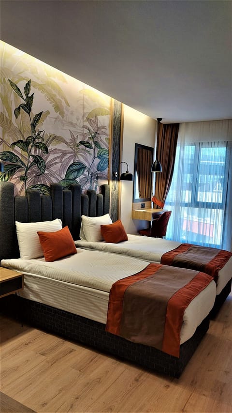 Standard Room | In-room safe, desk, soundproofing, free WiFi