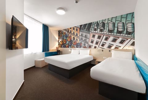 Standard Triple Room | Desk, laptop workspace, blackout drapes, soundproofing