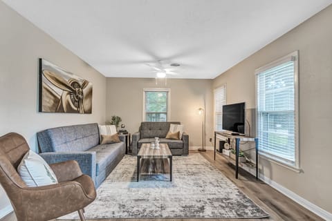 LR TV is connected to WiFI to access your favorite streaming apps + basic cable