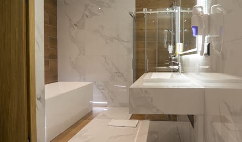 Presidential Suite | Bathroom | Shower, rainfall showerhead, free toiletries, hair dryer