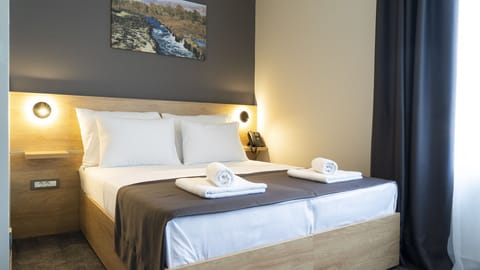 Economy Double or Twin Room | Hypo-allergenic bedding, Select Comfort beds, minibar, in-room safe